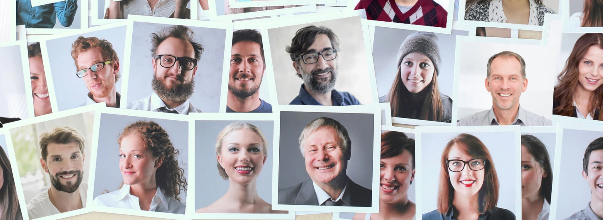 Verschiedene Menschenporträts auf Polaroids, die nebeneinander überlappend ausgelegt sind.