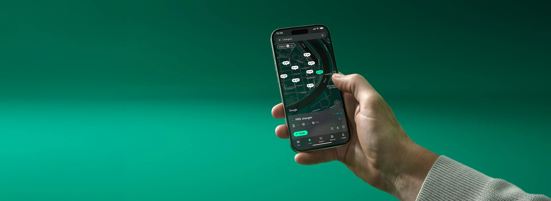Hand hält Smartphone mit geöffneter App zur Suche von E-Ladestationen auf einer Karte.