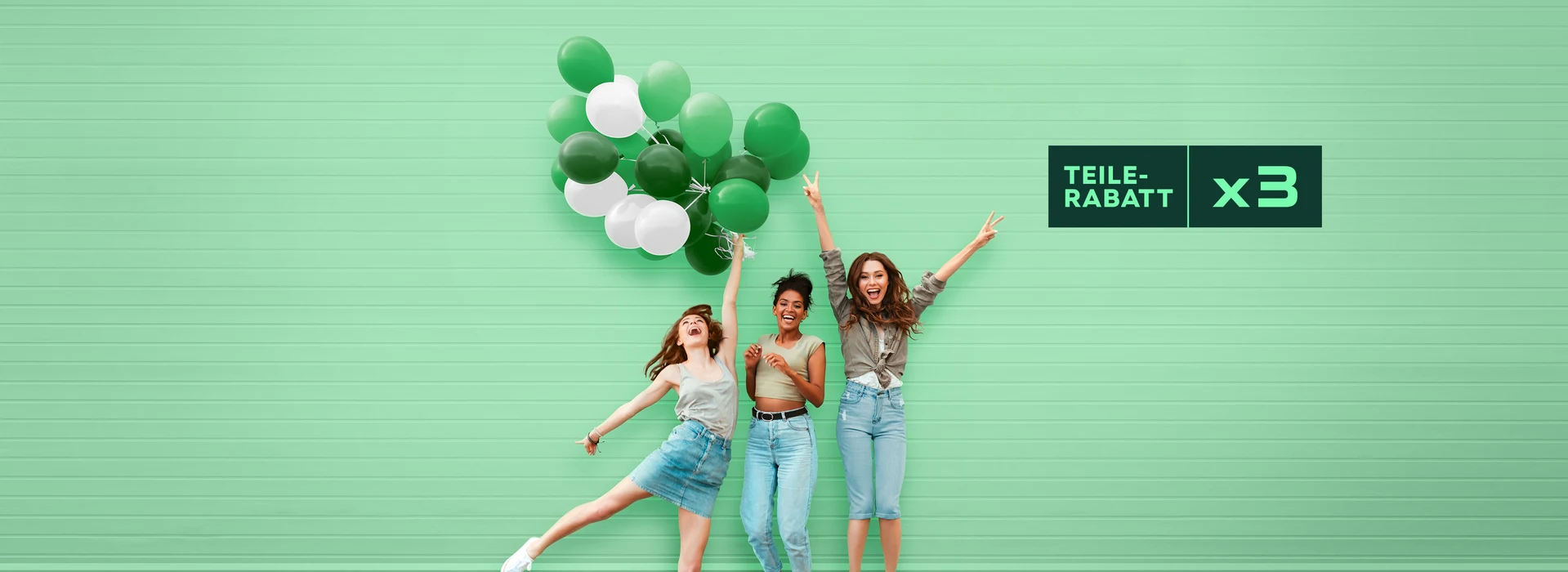 Drei junge Frauen jubeln mit Luftballon vor grünem Hintergrund mit dem Text „Teil-Rabatt ×3“.