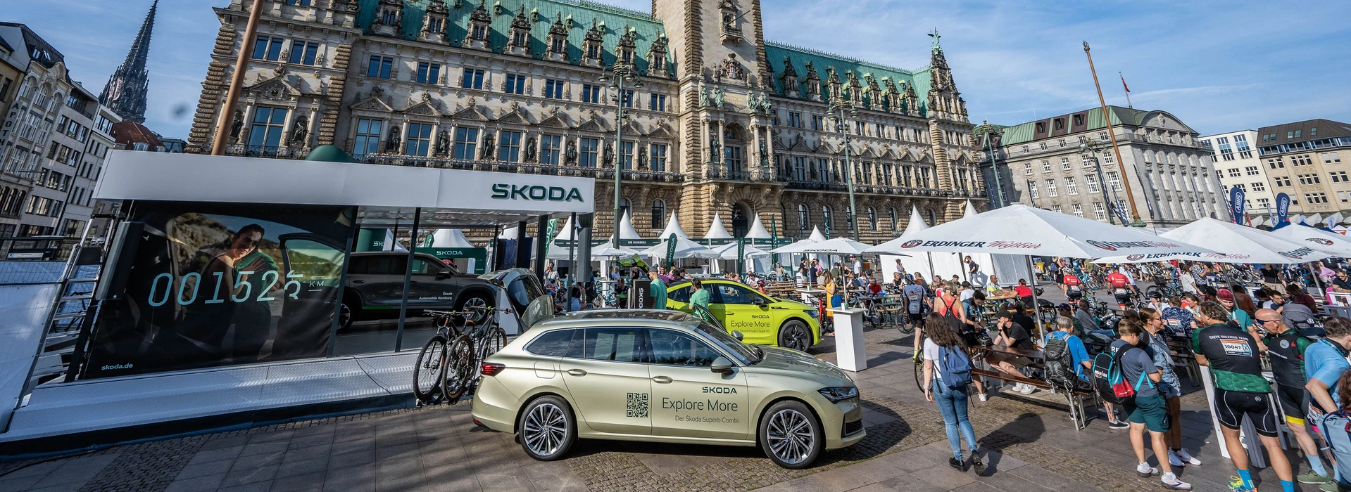 Großes Publikum und Fahrräder bei der Škoda Roadshow vor dem Rathaus Hamburg.
