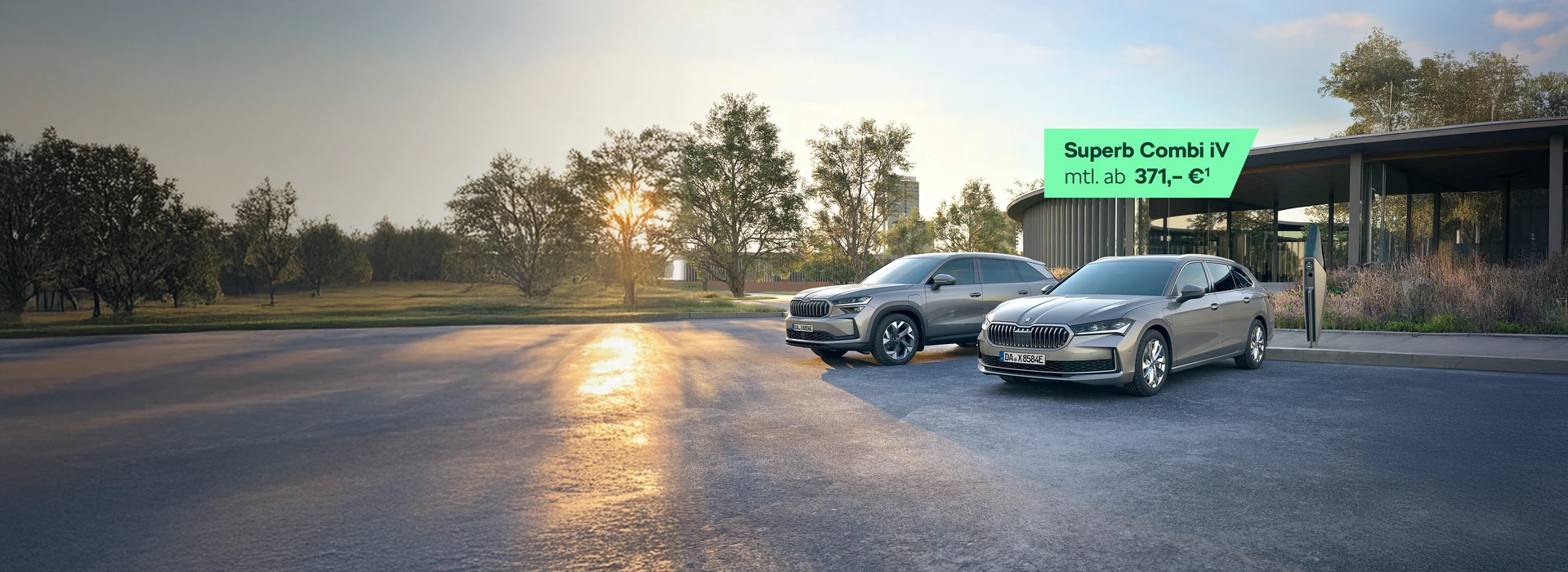Ein Škoda Kodiaq iV und ein Skoda Superb Combi iV geparkt nebeneinander in einer stilvollen Umgebung. Ein Text auf dem Bild zeigt 'Superb Combi iV mit ab 371 Euro¹'