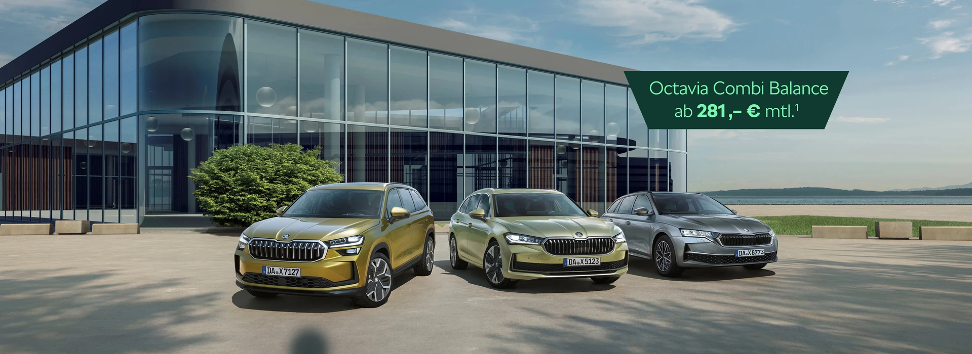 Die Škoda Modelle Kodiaq, Superb Combi und Octavia Combi Tour geparkt vor modernem Bürogebäude und Störer mit Text "Octavia Combi Balance ab 281,- Euro mtl.¹"