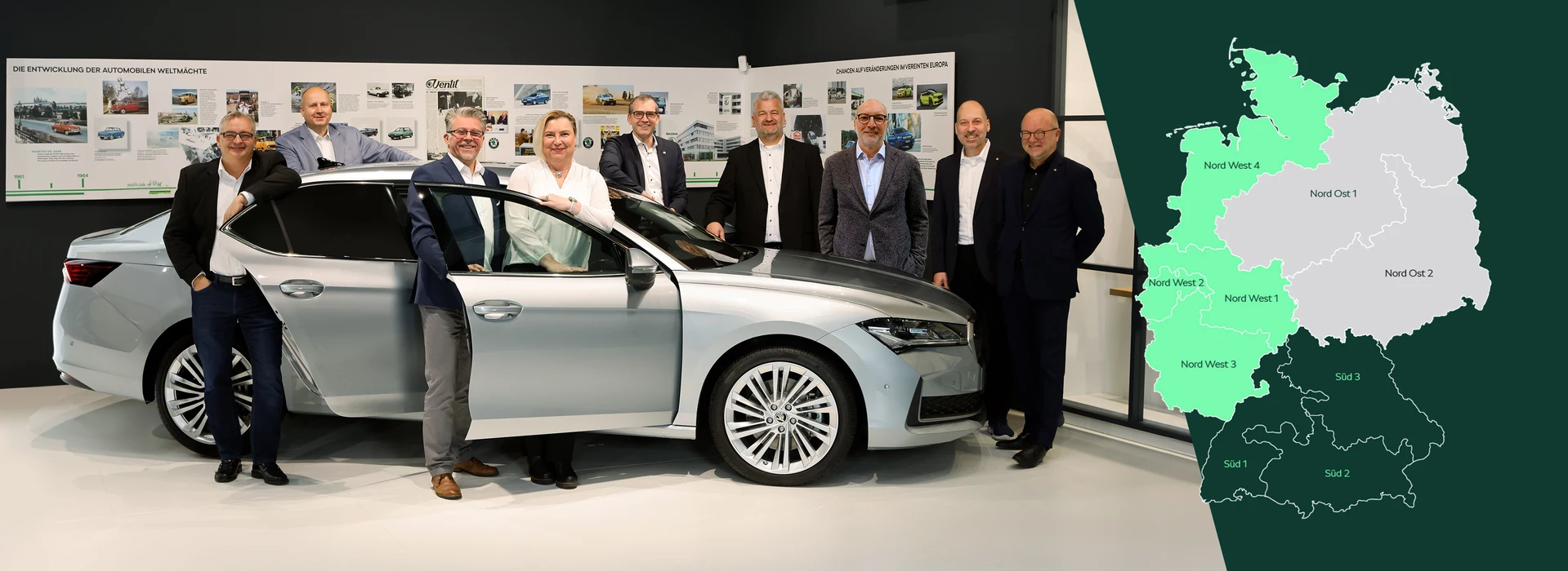 Großkunden-Ansprechpartner stehen um den Škoda Superb