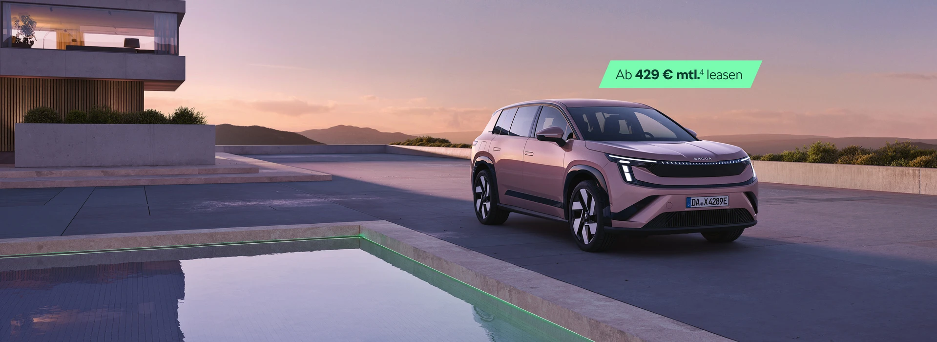 Škoda Peaq in Kupfermetallic auf einer modernen Terrasse mit Blick auf die Landschaft. Leasingangebot: Ab 429 € mtl. leasen.⁴