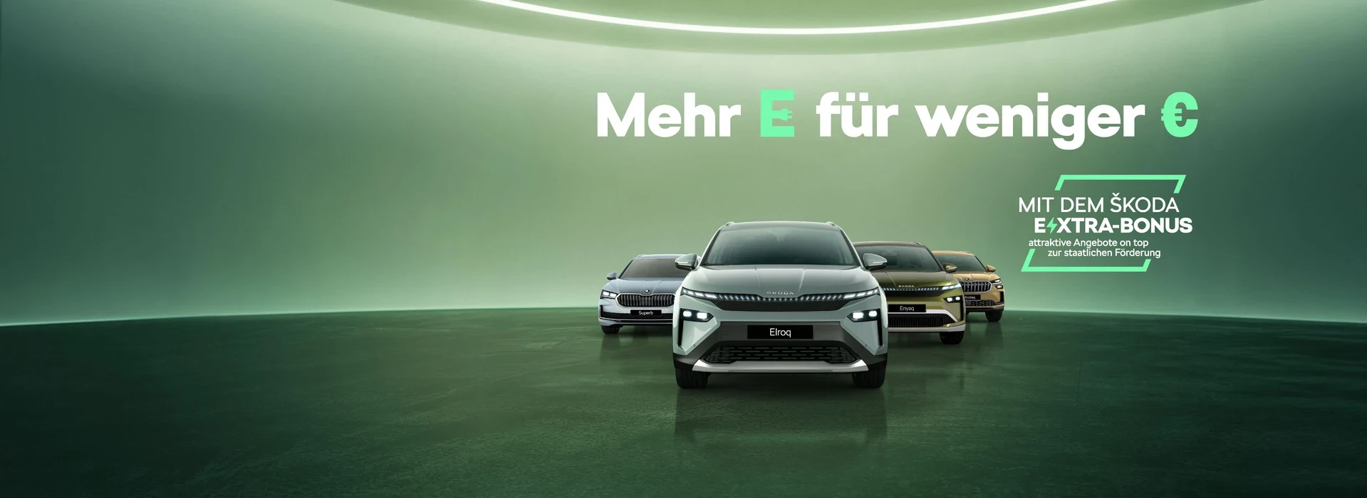 Vier Škoda Modelle vor grünem Hintergrund; Text: „Mehr E für weniger €“ und Hinweis auf Škoda Extra-Bonus.