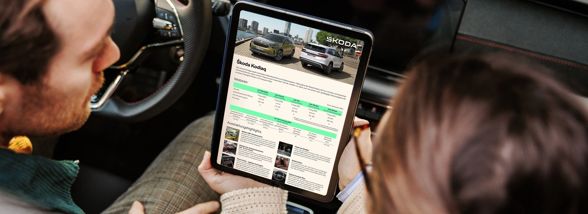 Zwei Personen im Fahrzeug, die auf Tablet einen Steckbrief vom Škdoa Kodiaq anschauen