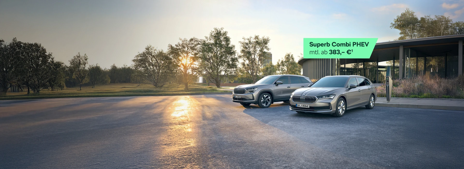 Ein Škoda Kodiaq PHEV und ein Skoda Superb Combi PHEV geparkt nebeneinander in einer stilvollen Umgebung. Ein Text auf dem Bild zeigt 'Superb Combi iV mit ab 383 Euro¹'
