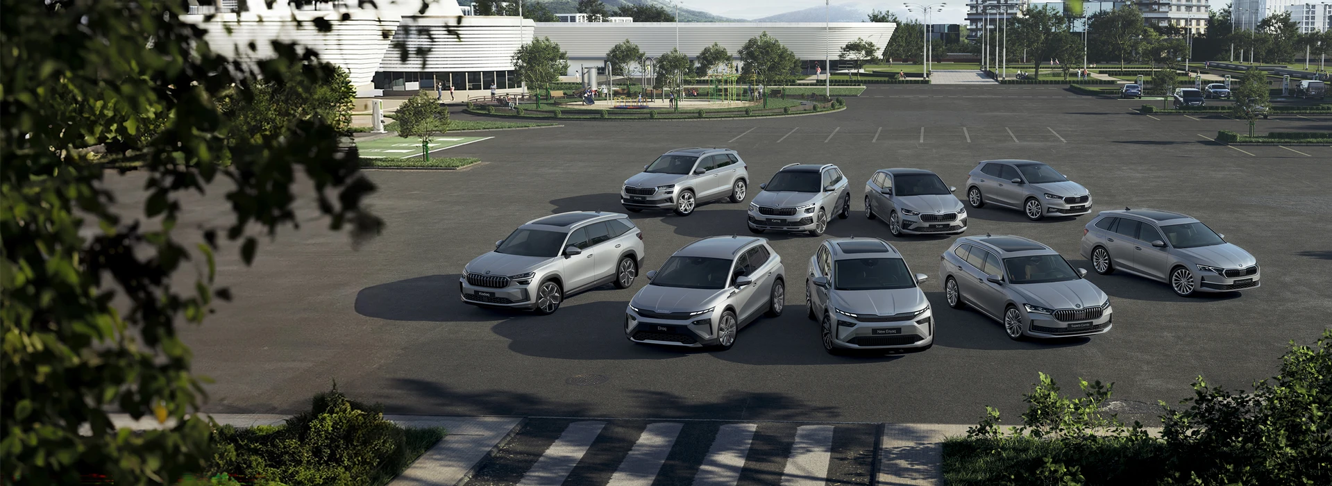 Alle aktuellen Škoda Modelle in silber auf einem Parkplatz