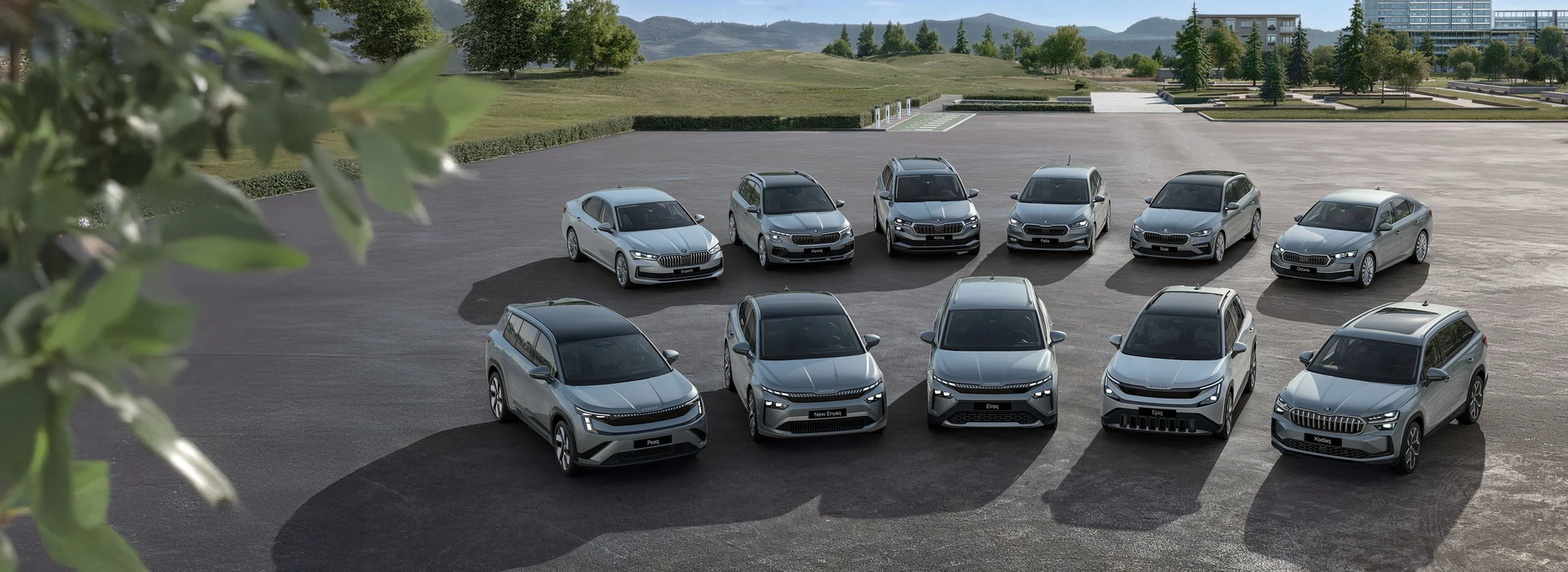 Alle aktuellen Škoda Modelle auf einem Parkplatz