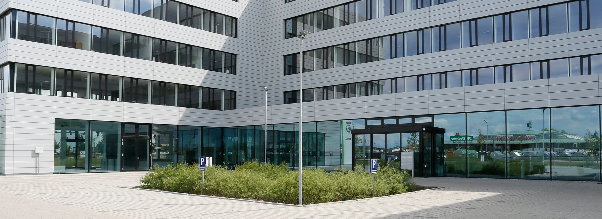 Außenansicht der Unternehmenszentrale von Škoda Auto Deutschland in Weiterstadt bei Frankfurt.