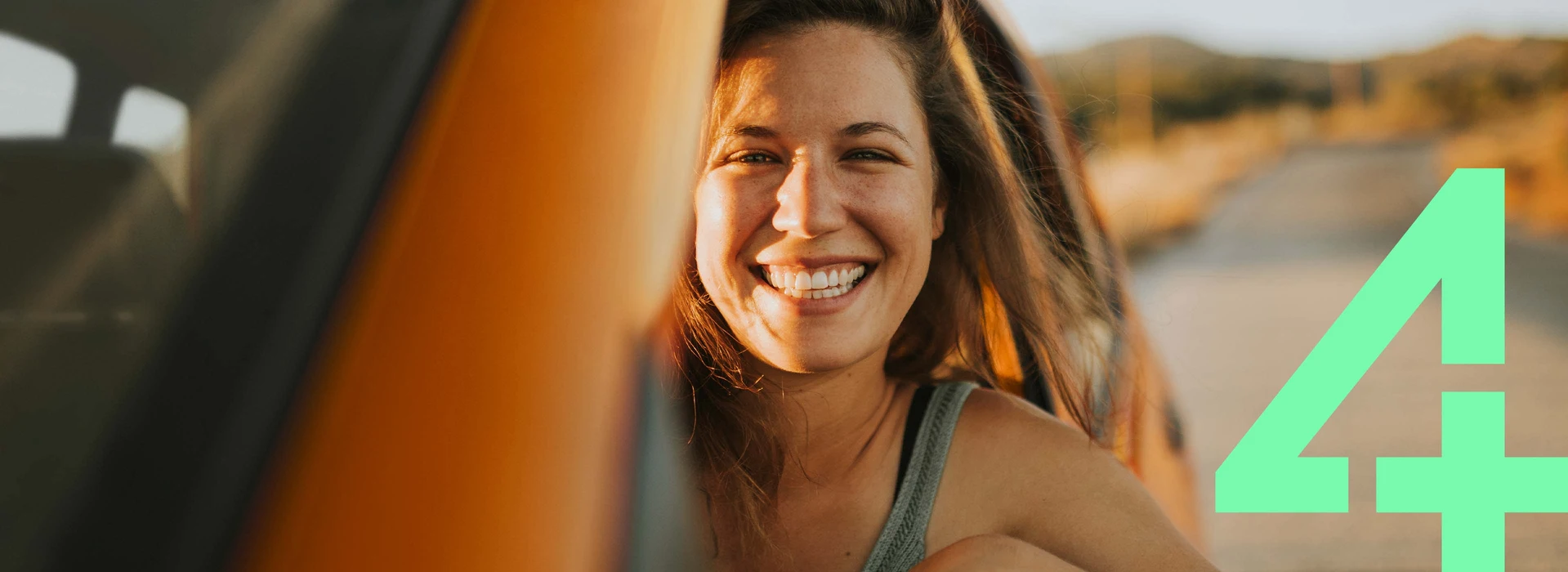 Eine junge Frau lächelt und guckt in die Kamera