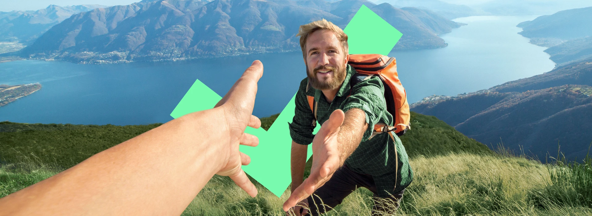 Ein Wanderer mit Rucksack reicht einer Person auf einem Berg die Hand; ein grünes Häkchen ist im Bild integriert.