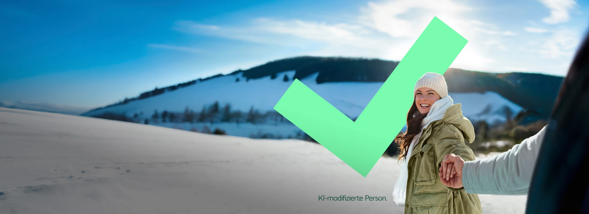 Frau in Winterkleidung in verschneiter Berglandschaft vor einem grünen Haken. Kennzeichnung: KI.