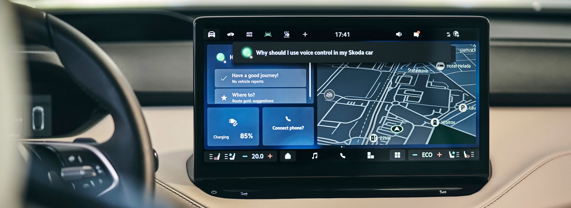 Nahaufnahme des Infotainment-Displays in einem Škoda. Der aktive Sprachassistent zeigt eine Frage und daneben eine Navi-Karte.