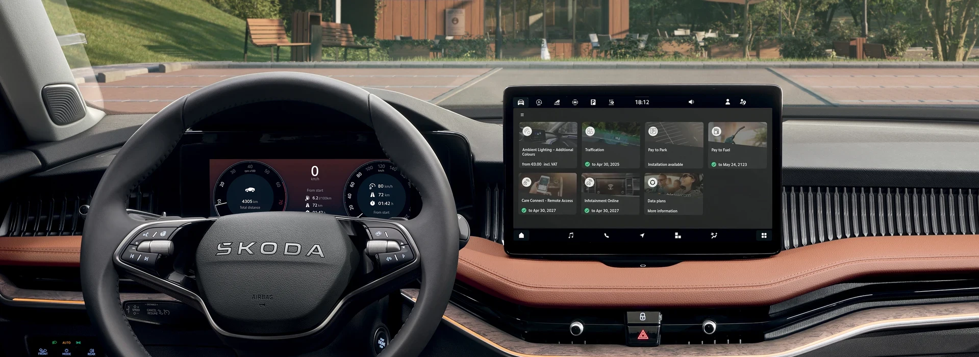 Ein Innenraum eines Škoda, der ein Lenkrad und ein digitales Kombiinstrument zeigt, während auf dem Infotainment-Bildschirm daneben verschiedene Serviceangebote wie "Ambient Lighting" (Ambientebeleuchtung), "Traffication" (Verkehrsdaten), "Pay to Park" (Parkzahlungen) und "Pay to Fuel" (Tankzahlungen) mit Verfügbarkeitsdaten angezeigt werden.