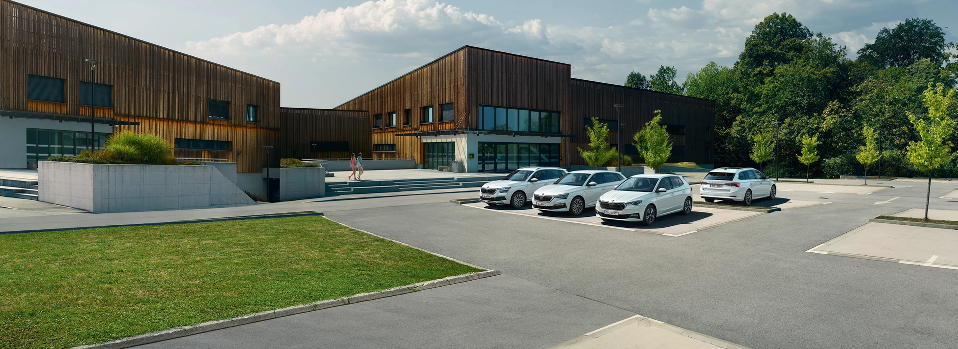 Verschiedene Škoda Modelle stehen auf dem Parkplatz
