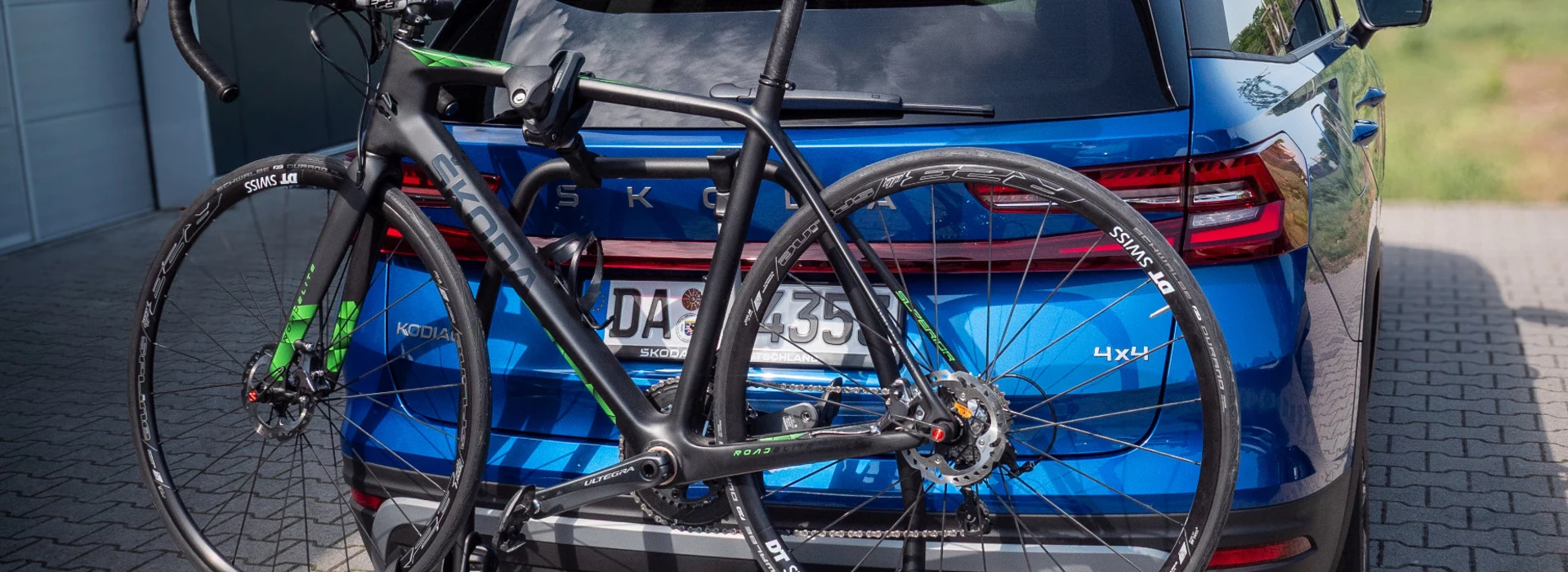 Škoda Kodiaq mit Fahrradträger und Rennrad am Heck – bereit für die nächste Urlaubsfahrt.