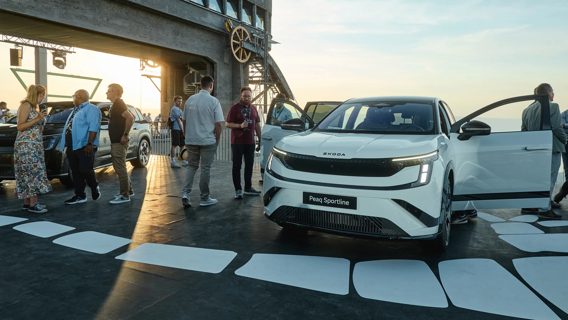 سكودا Peaq Sportline بيضاء بأبواب مفتوحة خلال حفل الإطلاق