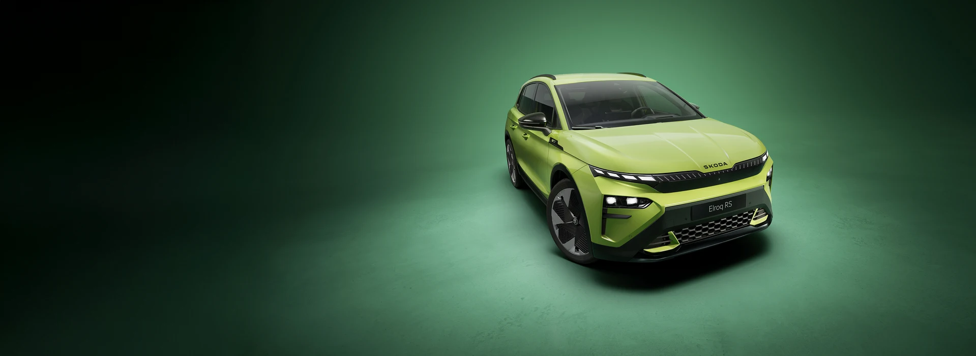 Škoda Elroq RS static on a green background, ¾ front angle, Mamba Green uni color