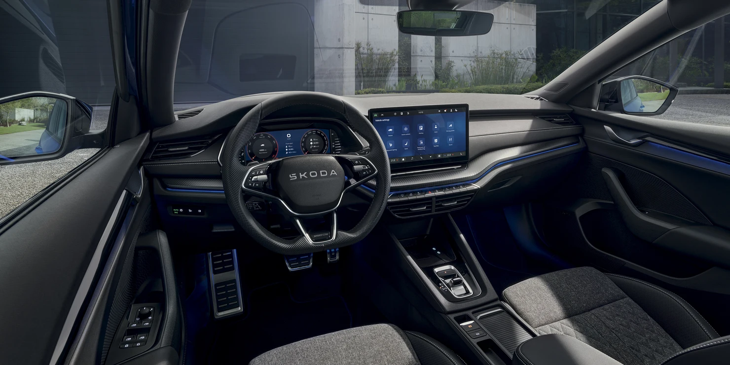 Интерьер объединил в себе современный дизайн, простор и удобство размещения дисплеев.