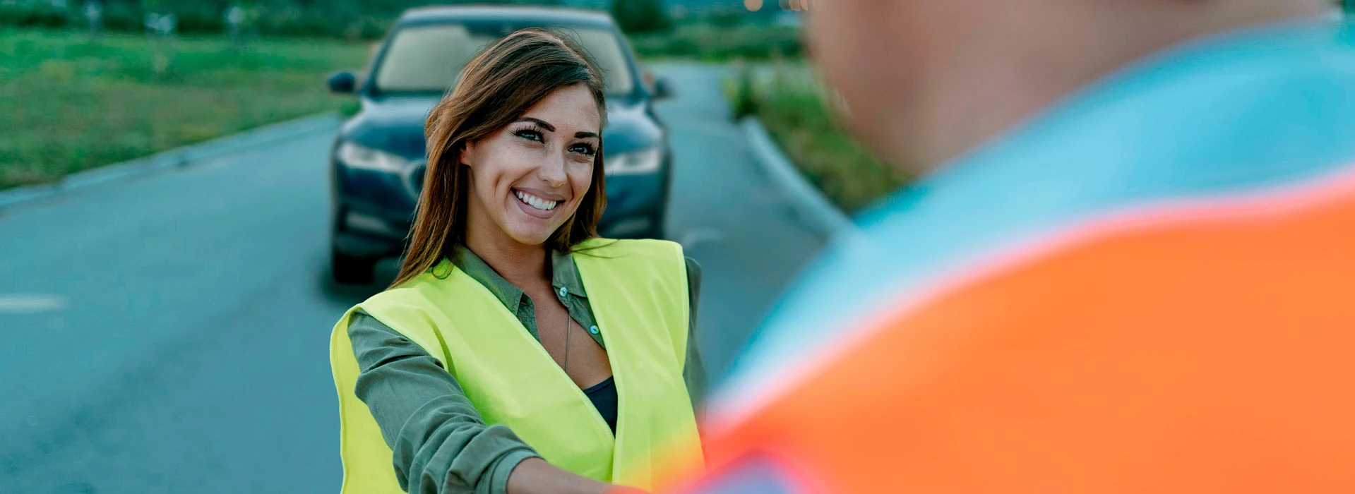 Mujer con coche averiado recibiendo asistencia en carretera