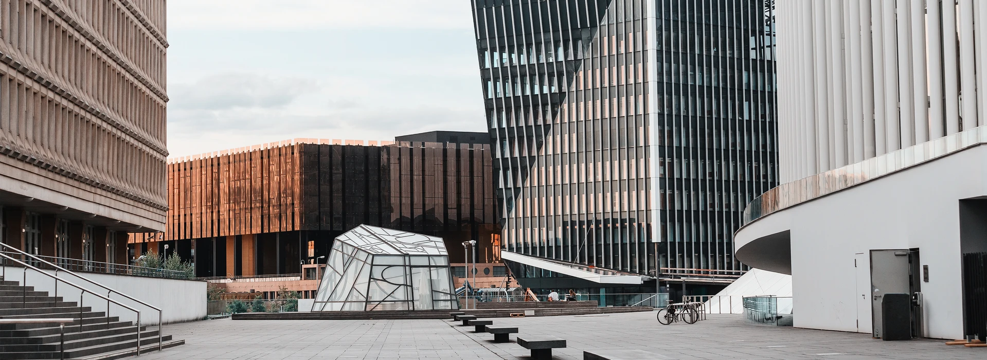 Place moderne avec immeubles de bureaux.