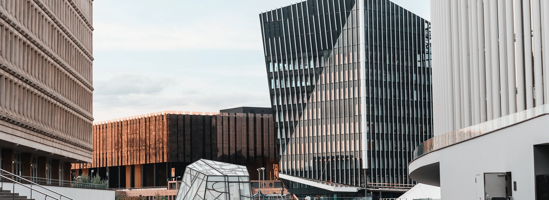 Place moderne avec immeubles de bureaux.