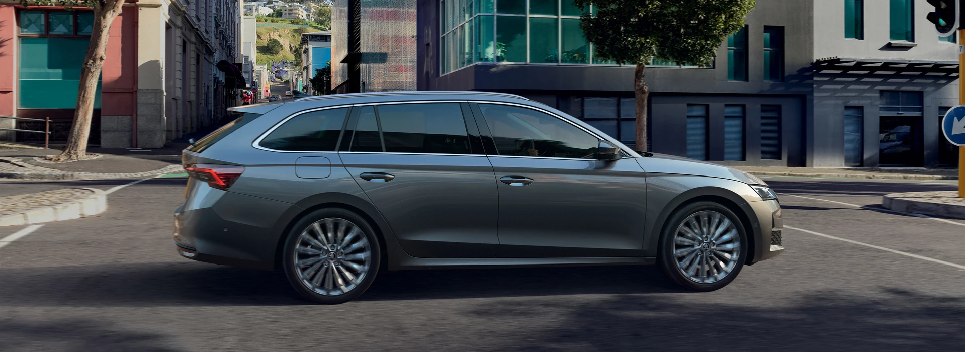 Vista degli esterni laterali di Škoda Octavia Wagon.