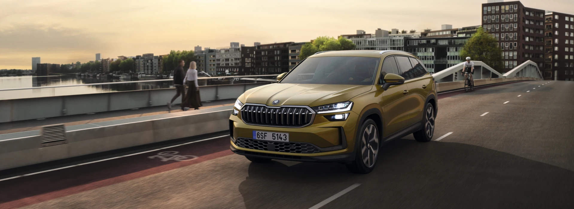 Ripresa di Škoda Kodiaq camminare su srada.