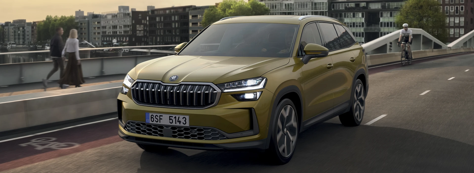 Ripresa di Škoda Kodiaq camminare su srada.