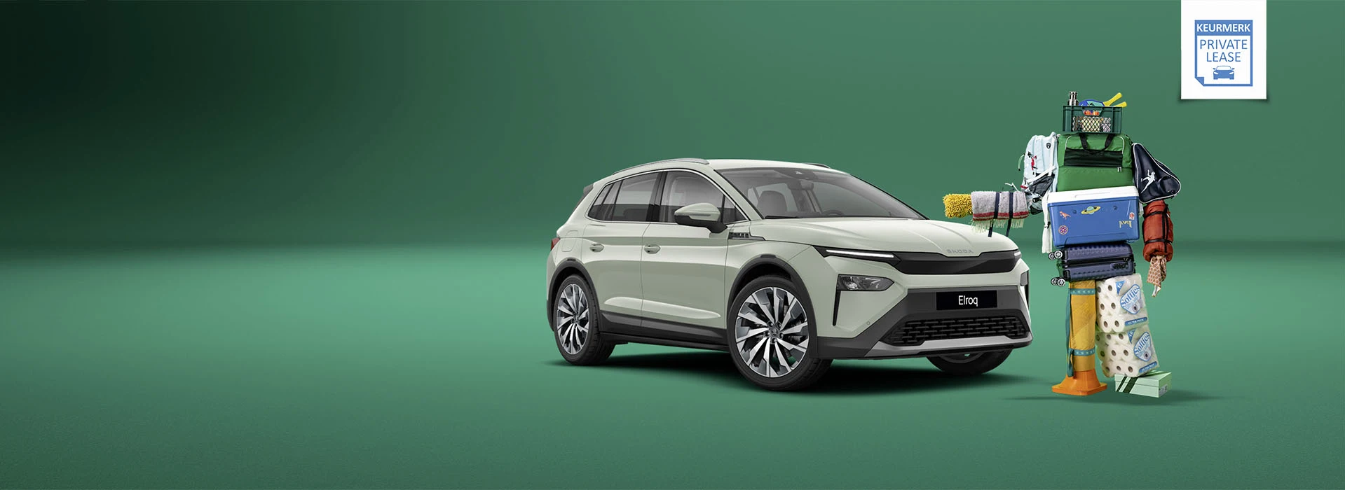 Schuin vooraanzicht van een nieuwe Škoda Elroq in groene kleur met daarnaast 'Saterdave', uit een Škoda campagne