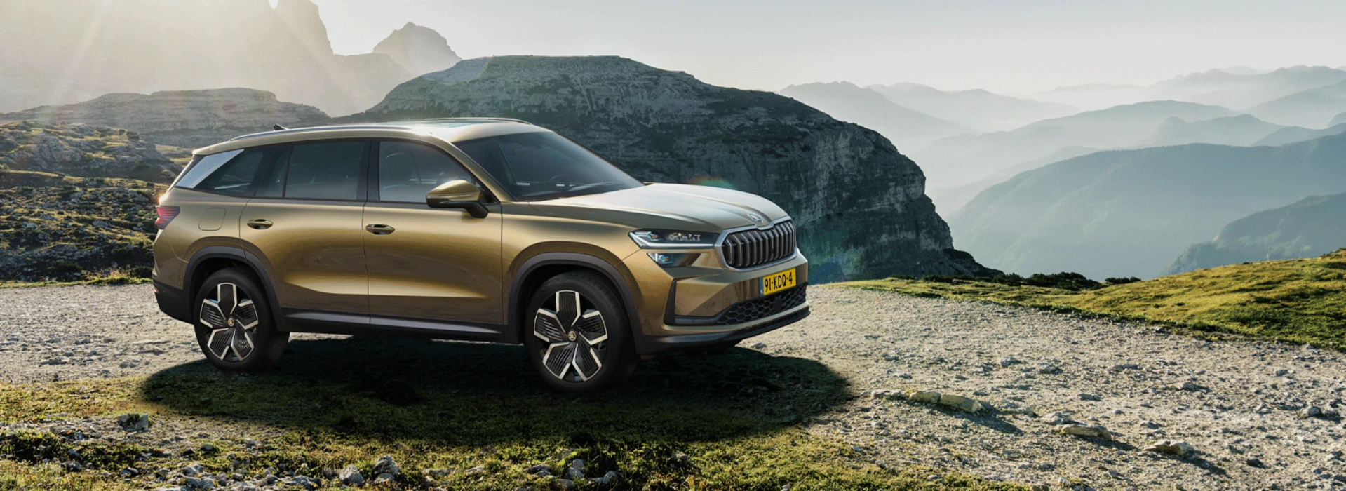 Een Skoda Karoq staat stil bovenaan op een berg in bergachtig gebied