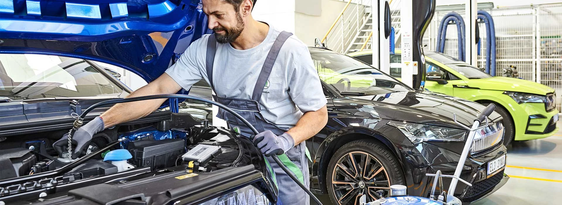 Service av Skoda elbil.