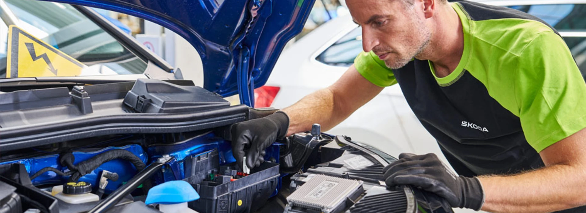 Byte av tändstift på en Skoda.