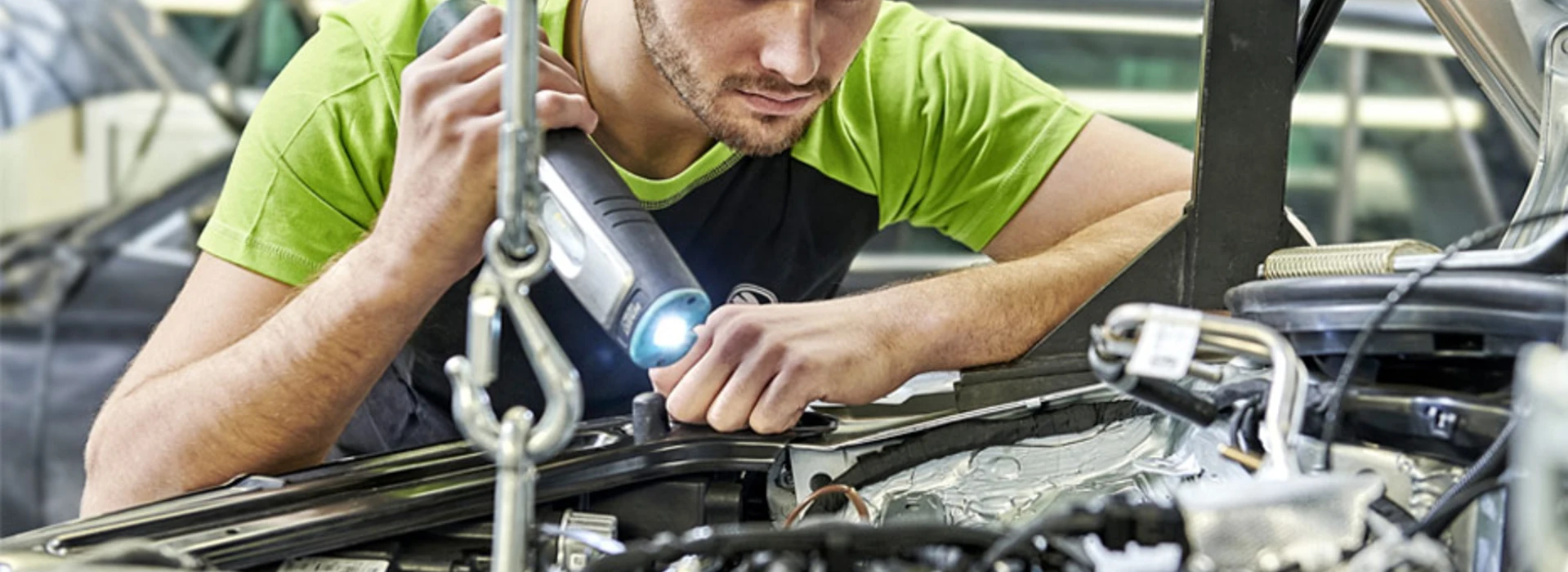 Motorinspektion på en Skoda.