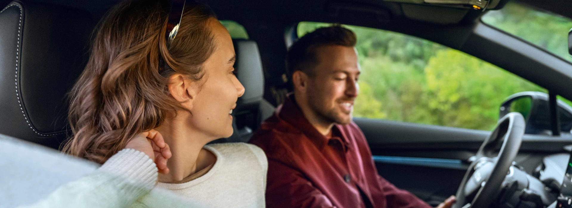 Ett par i en Skoda Elroq Sportline.