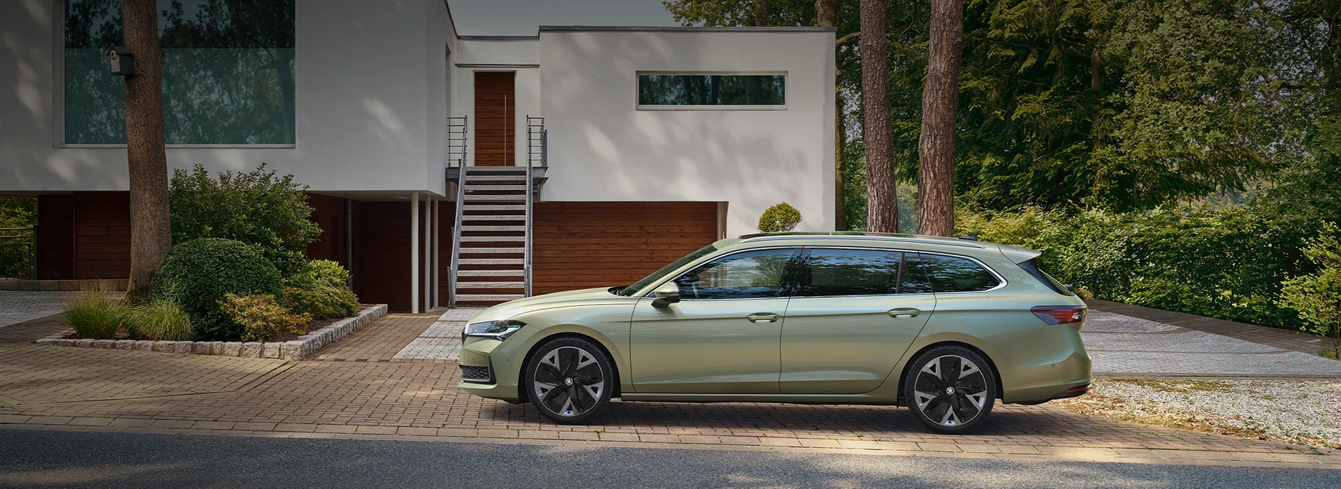 Superb står vid en uppfart.