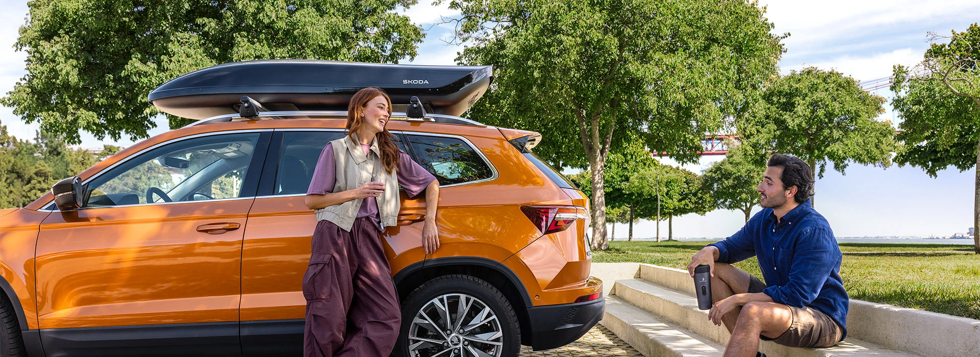 Škoda Karoq i färgen Phoenix Orange. Karoq är vår mellanstora SUV och här utrustad med takbox.