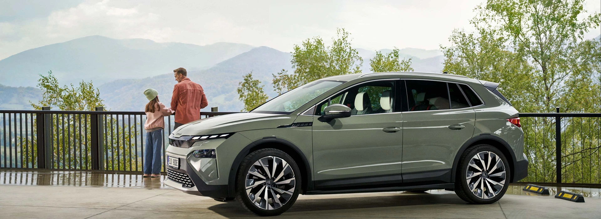 Snygga och smidiga elbilen Škoda Elroq i den mintgröna färgen Timiano Green.