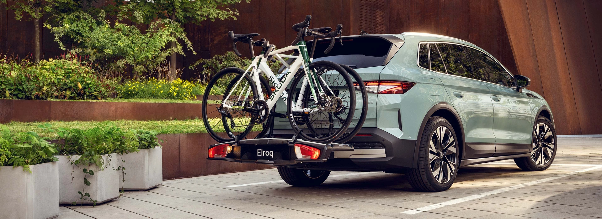 Elroq med cykelhållare på dragkrok.