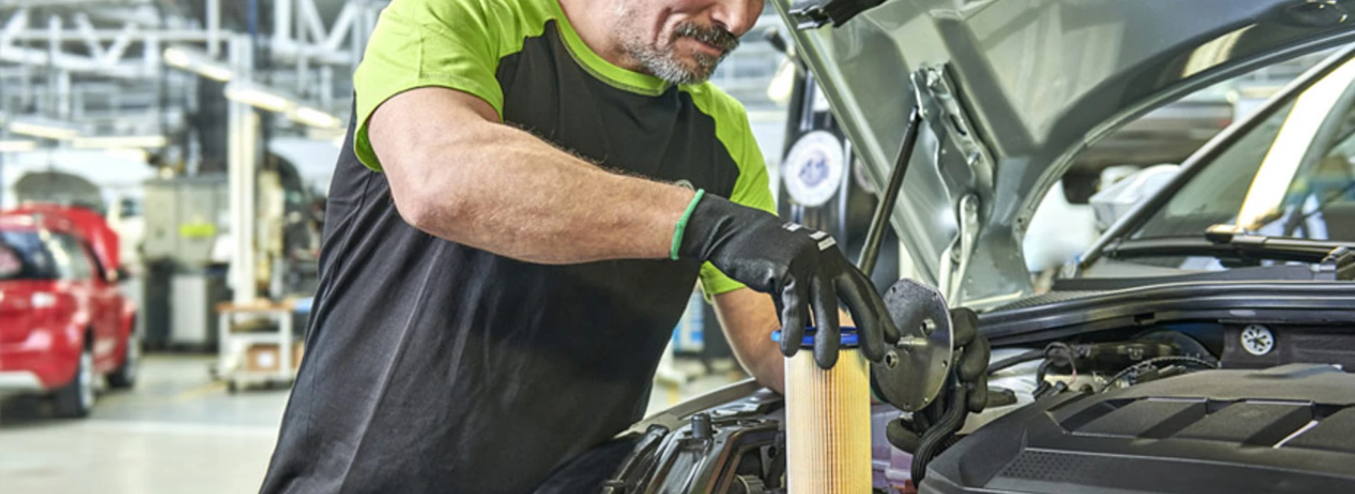 Byte av bränslefilter på en Skoda.